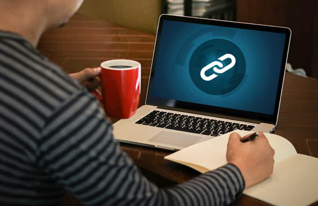 Man studying link juice on his laptop while drinking cofee.